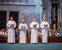 Priesterweihe im Kölner Dom: Weihekandidaten (Foto: Vera Drewke).