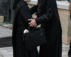 Abt Bernhard Maria begrüßt Erzbischof Rainer Maria Kardinal Woelki vor der Dormitio.