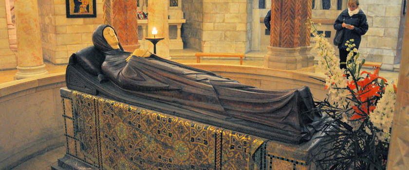 La Dormición de María en el centro de la cripta Abadía de la Dormición en el Monte Sion