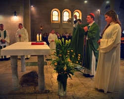 Inzens des Altares am Beginn der Eucharistiefeier.
