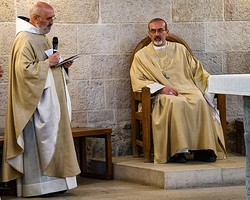 Abt Bernhard Maria begrüßt Erzbischof Pierbattista Pizzaballa.