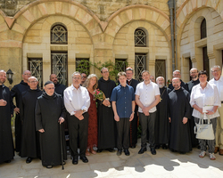 Familienfoto plus: Kardinal, Mönche und die Familie unseres Neupriesters.