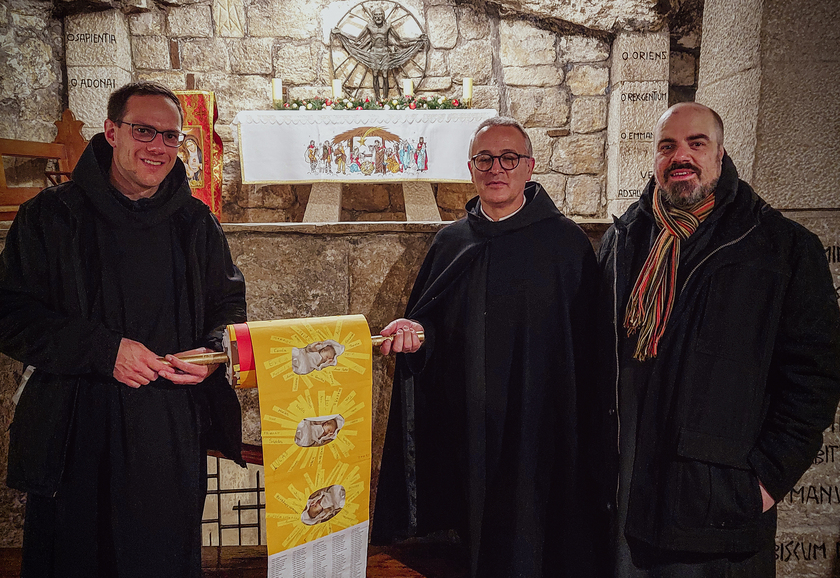 Heilige Nacht 2021: Die Brüder Simeon, Matthias und Basilius mit der Namensrolle in Bethlehem.