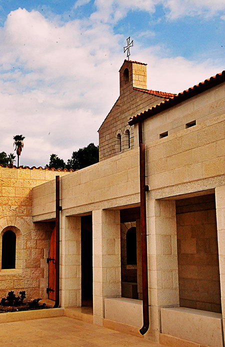 Brotvermehrungskirche und neues Kloster in Tabgha.