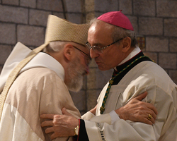Friedensgruß: Nuntius Erzbischof Leopoldo Girelli.