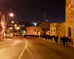 Die Pilger ziehen durch die Straßen Jerusalems hinaus nach Bethlehem.