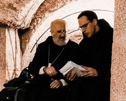 Abschluss des Pilgerweges mit der Weihnachtslaudes in den Grotten von Bethlehem: Abt Bernhard Maria und Bruder Simeon.