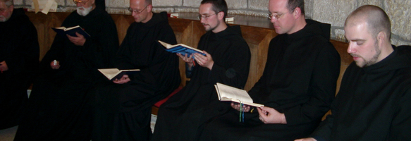 Mönche beim Chorgebet