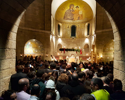 Bei der Feierlichen Weihnachtsvigil war die Dormitio-Basilika voller Menschen.
