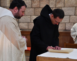 Bruder Simeon unterzeichnet auf dem Altar seine Professurkunde.