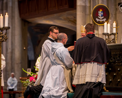 Priesterweihe im Kölner Dom: Gehorsamsversprechen (Foto: Vera Drewke).