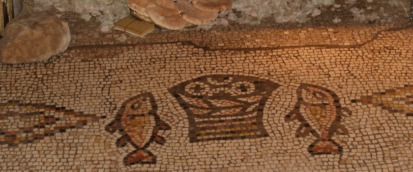 Brote und Fische am Mosaik der Brotvermehrungskirche