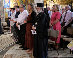 In der ersten Reihe beten die Eltern und die beiden Brüder von Pater Simeon mit.