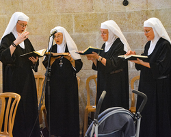 Liturgischer Einzug: die Schola der Schwestern von Abu Gosh.