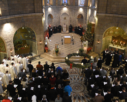 Im Hymnus erbittet die Gemeinde den Beistand des Heiligen Geistes.