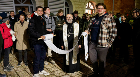 Weihnachtsaktion 2022: Segnung der Namensrolle vor dem Aufbruch nach Bethlehem.