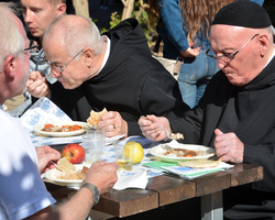 Unsere beiden Senioren, Pater Vinzenz und Pater Zacharias, beim Mittagessen im Garten.