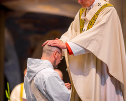 Priesterweihe im Kölner Dom: Handauflegung durch den Kardinal (Foto: Vera Drewke).