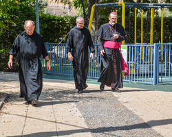 Auf dem Weg zum Empfang im Garten: Erbischof Pizzaballa, Pater Matthias und Pater Jonas.
