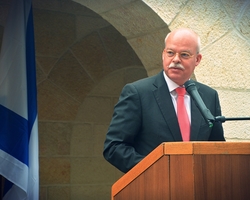 Auch der deutsche Botschafter in Israel, Dr. Clemens von Goetze, richtet das Wort an die im Atrium Versammelten.