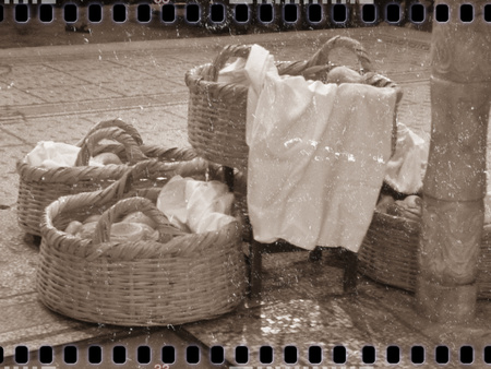 Brotkörbe am Altar. Das gesegnete Brot wurde nach der Liturgie geteilt...