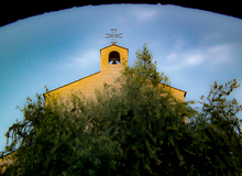 Der kleine Glockenturm der Brotvermehrungskirche mit dem Kreuz.