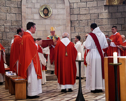 Abt Bernhard Maria stellt den Weihekandidaten dem Kardinal vor.