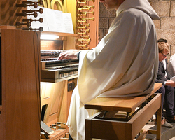 An der Orgel: Bruder Simeon.