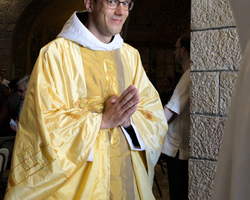 Pater Simeon beim Auszug am Ende der Primizmesse.