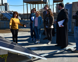 Auf dem Dach des Al-Basma Center wurde eine neue Solar-Anlage installiert.