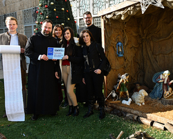 Pfarrer Bashar Fawadleh bekam 10.000 Euro für den Ausbau der Jugendarbeit in Bethlehem.
