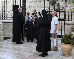 Pater Elias begrüßt ankommende Gäste am Eingang.