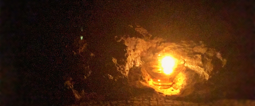 Öllicht am Felsen in der Brotvermehrungskirche in Tabgha.