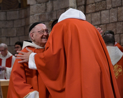 Wie alle anderen anwesenden Priester gibt auch Pater Vinzenz dem Neupriester den Friedensgruß.