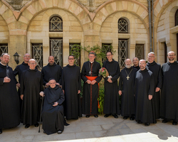 Monastisches Familienfoto mit Kardinal.
