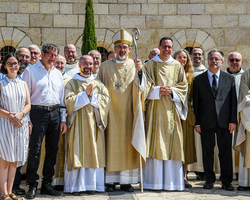 Gruppenbild mit den neuen Diakonen und Erzbischof Pizzaballa