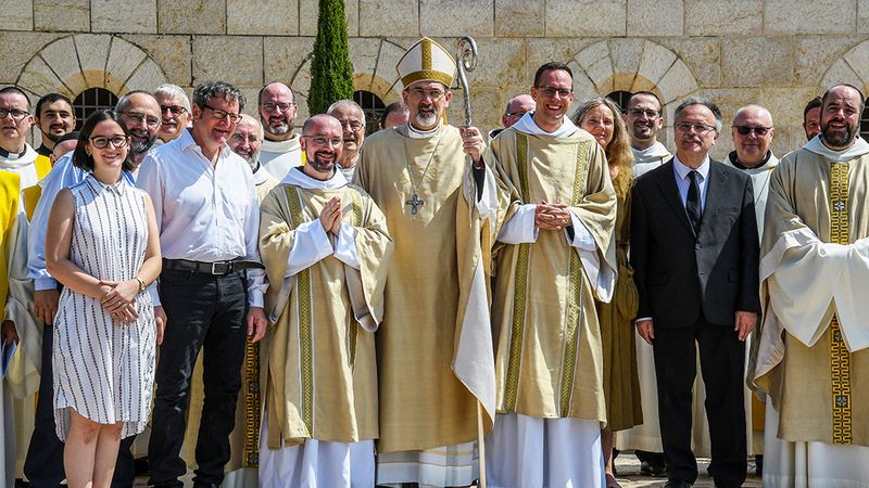 Gruppenbild mit den neuen Diakonen und Erzbischof Pizzaballa