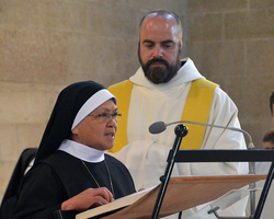 Begrüßung der Festgemeinde durch Sister Leah und Pater Basilius.