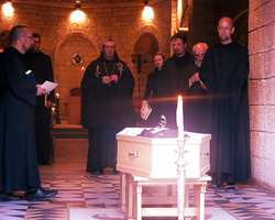 Pater Hieronymus wird von Abt Gregory und den Brüdern in der Dormitio-Basilika empfangen.