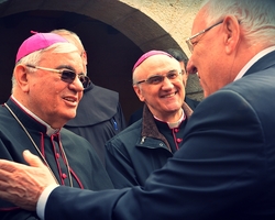 Weihbischof Marcuzzo und Nuntius Erzbischof Lazarotto begrüßen Israels Präsident Reuven Rivlin.