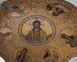 Das Mosaik in der Mittelkuppel der Krypta (6. Dezember 2018).