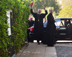 Erzbischof Pizzaballa verabschiedet sich und winkt noch einmal.