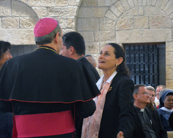 Erzbischof Pizzaballa im Gespräch vor der Preisverleihung.