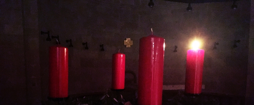 Adventskranz in der Brotvermehrungskirche in Tabgha