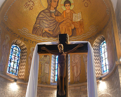 Osterkreuz in der Dormitio-Basilika am Morgen der Abtsbenediktion.
