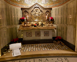 Weihnachten 2019: Die Namensrolle liegt vor dem Kölner Altar in der Dormitio-Basilika.