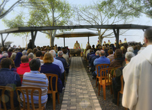 Eucharistiefeier am frühen Ostermorgen an Dalmanutha (Foto © Sebastian Heide).