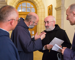 Gratulationen und Glückwünsche nach dem Gottesdienst.
