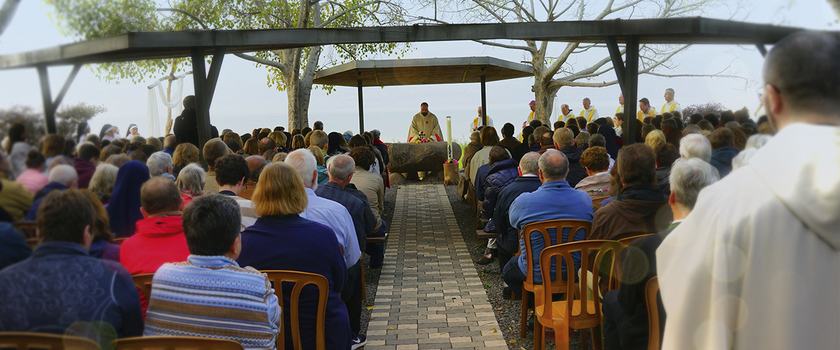 Eucharistiefeier am frühen Ostermorgen an Dalmanutha (Foto © Sebastian Heide).