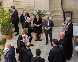 Minister Olaf Scholz im Kreis von Jerusalemer Kirchenleuten.